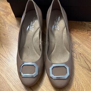 Aerosoles Compadre Heelrest Tan Low Heel - Size 8 - Like New